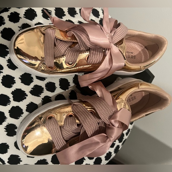 Rose Gold Faux Patent Leather Skecher Street•Los Angeles Sneaker Size 8 - Picture 5 of 7